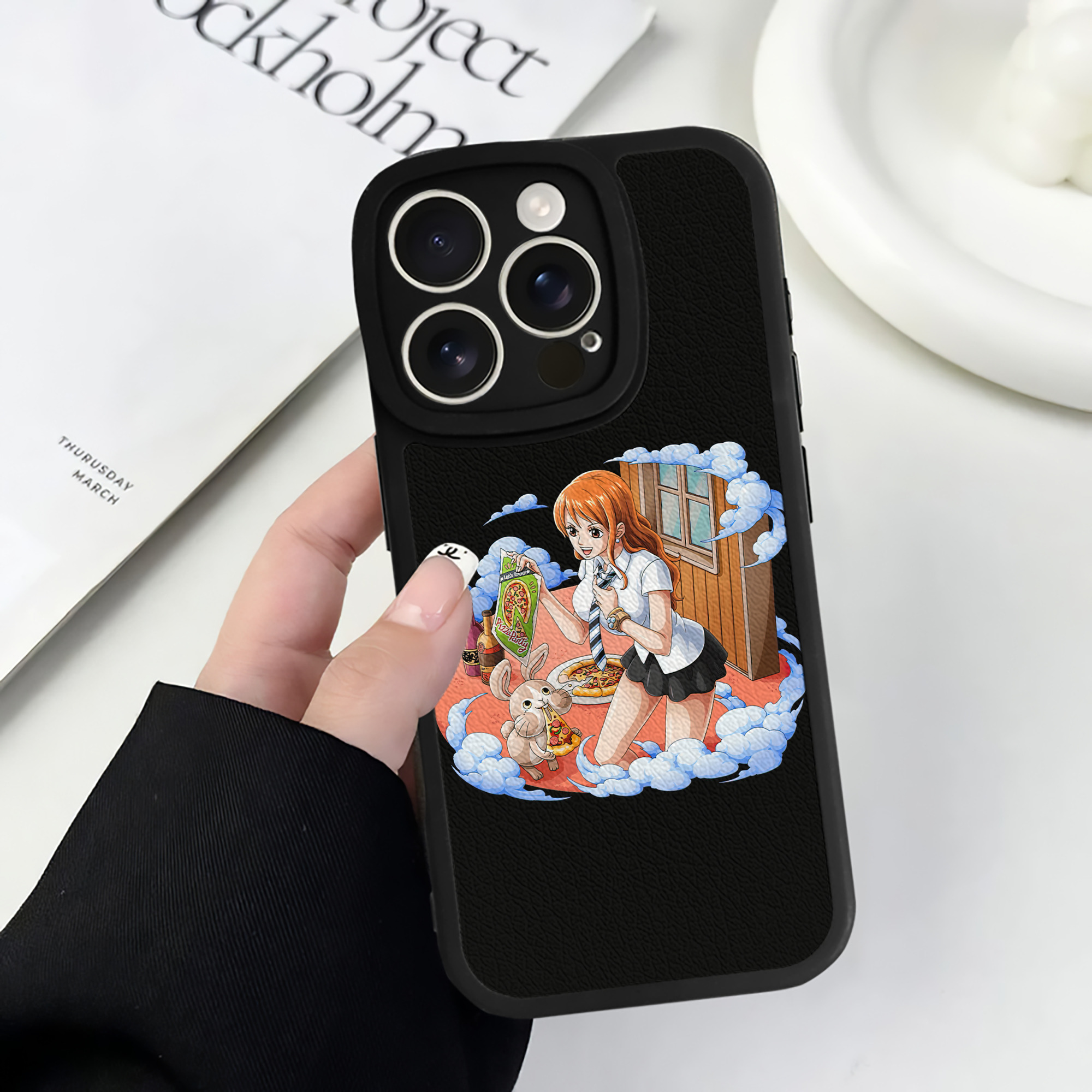 （画像用） ワンピース ナミ ONE PIECE Nami 【iPhone 16シリーズ対応】シリコンスマホケース（レザー調） 材質：シリコン